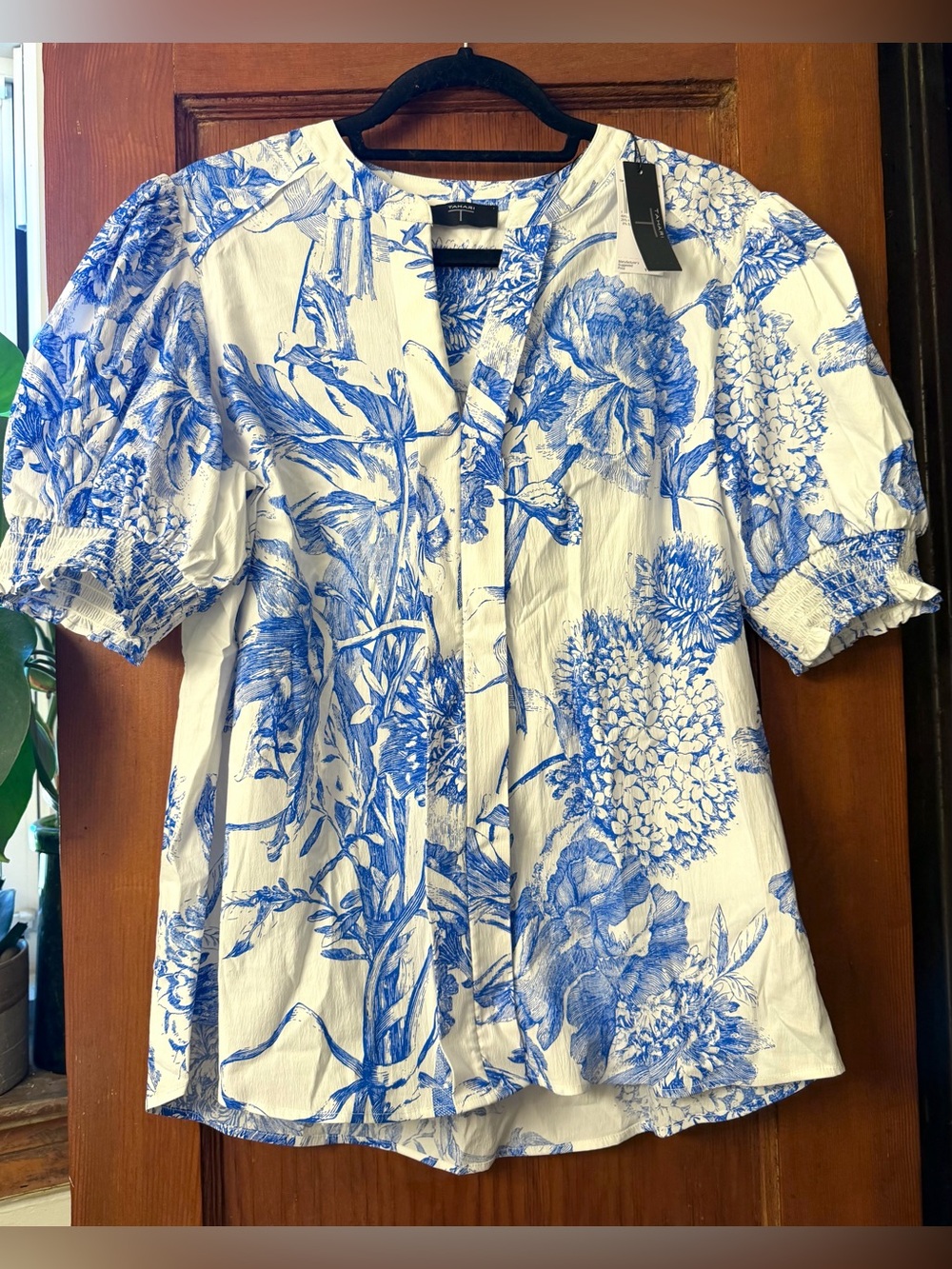 T  Tahari NWT Split Neck Lightweight Blue & White Puff Sleeve Printed Top Large